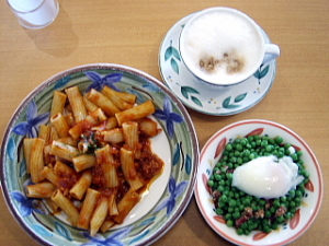 アラビアータ　＋　青豆とベーコンの温サラダ　＋　カプチーノ