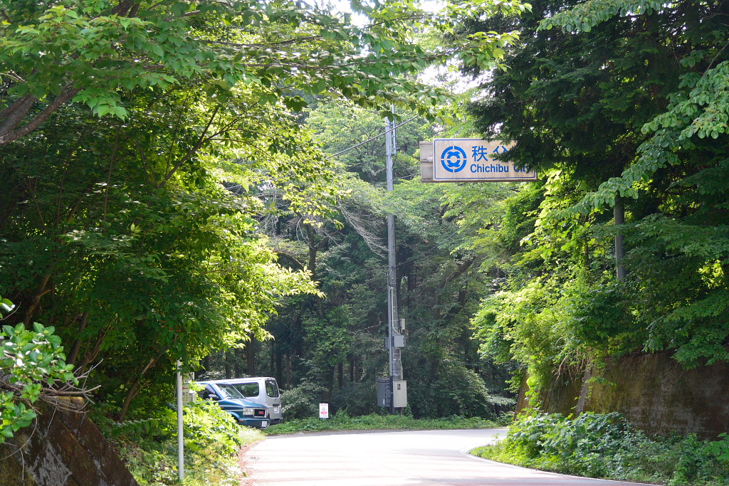 定峰峠から秩父市方向の道